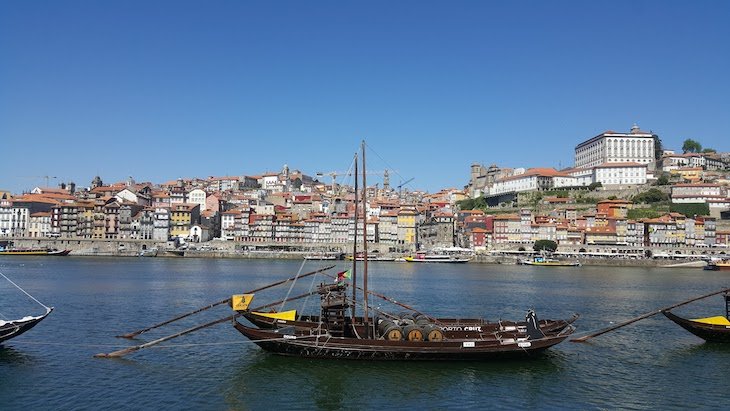 Barcos Rabelos no rio Douro, Porto - Portugal © Viaje Comigo