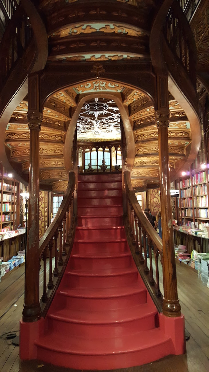 Escadas da Livraria Lello -Porto - Portugal © Viaje Comigo