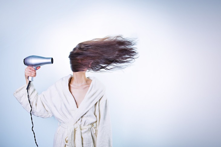 Secar o cabelo ©RyanMcGuire:Pixabay