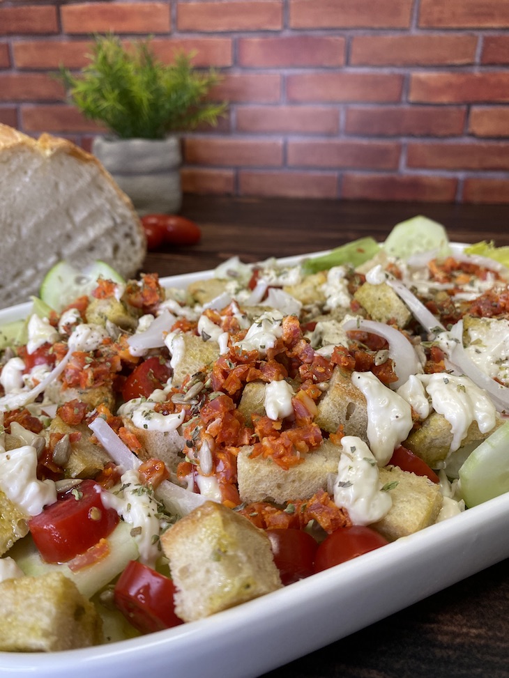 Salada de Chouriço com Sementes de Girassol e Pão de Rio Maior