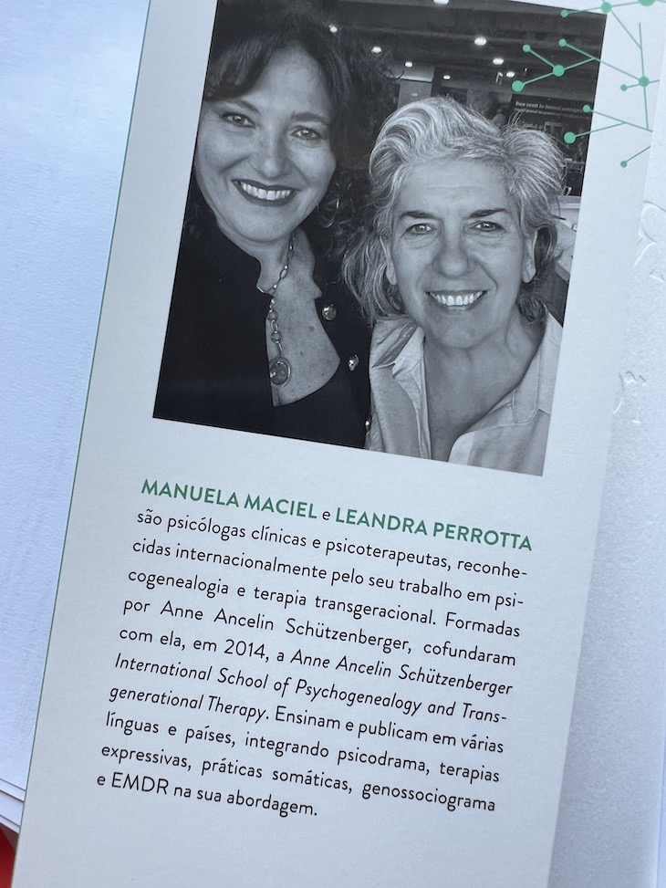 Autoras do livro "Repetimos o que não reparamos"