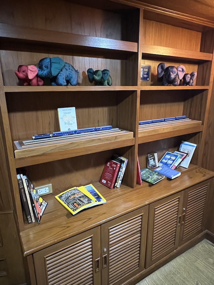 Biblioteca do The Blue Jasmine - Tailandia © Viaje Comigo