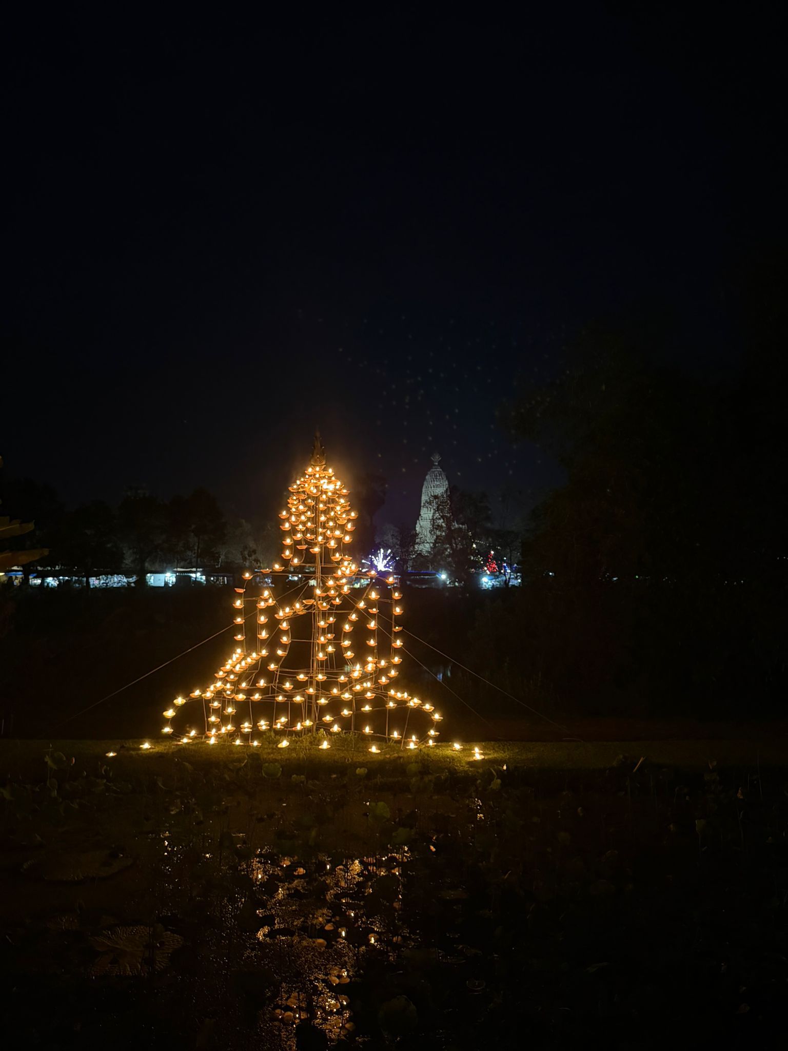 Buda iluminado - Baan Chomprang - Tailandia © Viaje Comigo